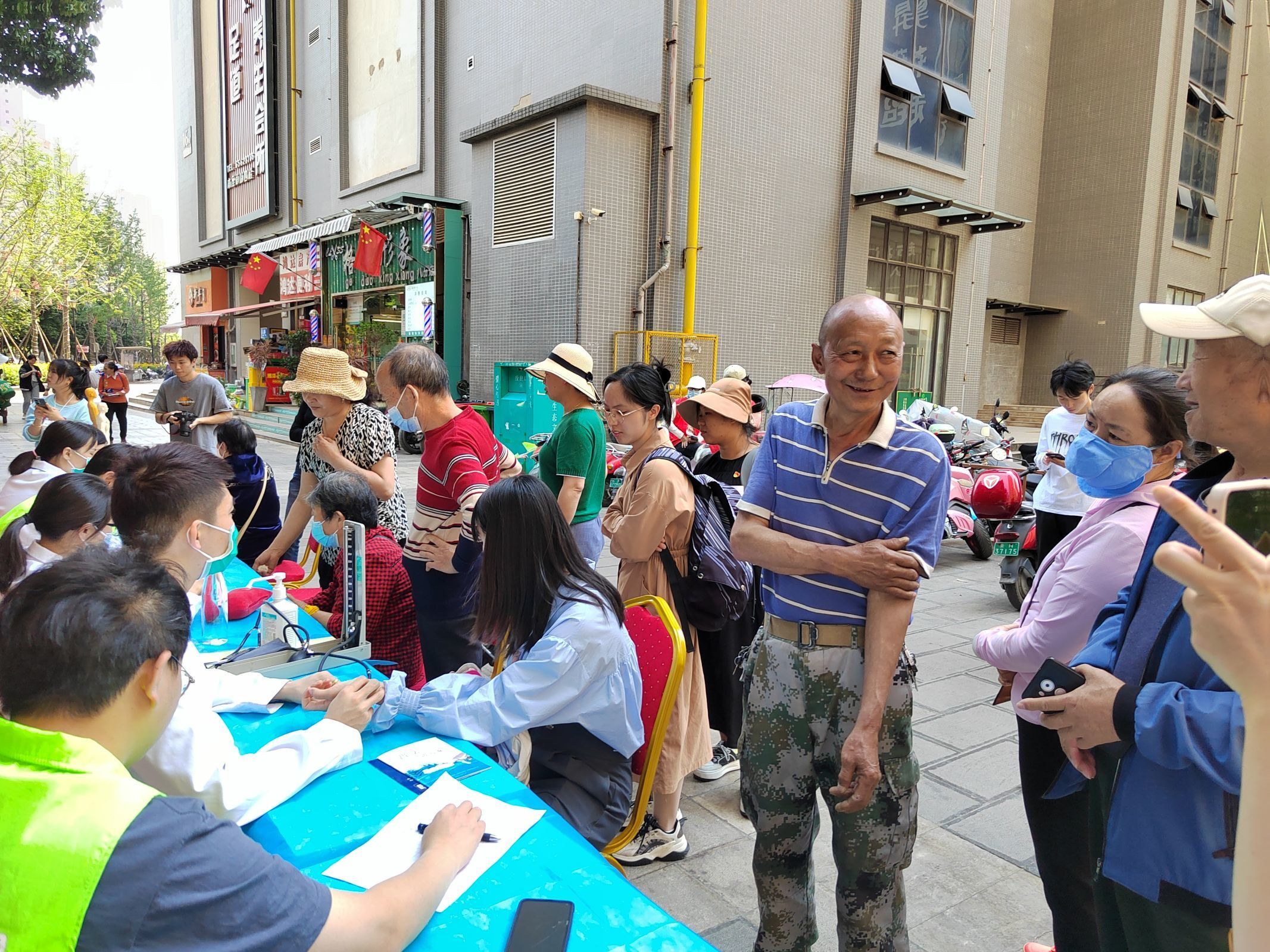 共联共建促发展,义诊服务送温暖——云南经济管理学院医学院康复系党支部联合昆明市妇幼保健院中医科党支部及昆明市五华区龙院社区党委开展健康义诊活动 第 4 张 共联共建促发展,义诊服务送温暖——云南经济管理学院医学院康复系党支部联合昆明市妇幼保健院中医科党支部及昆明市五华区龙院社区党委开展健康义诊活动 第 4 张