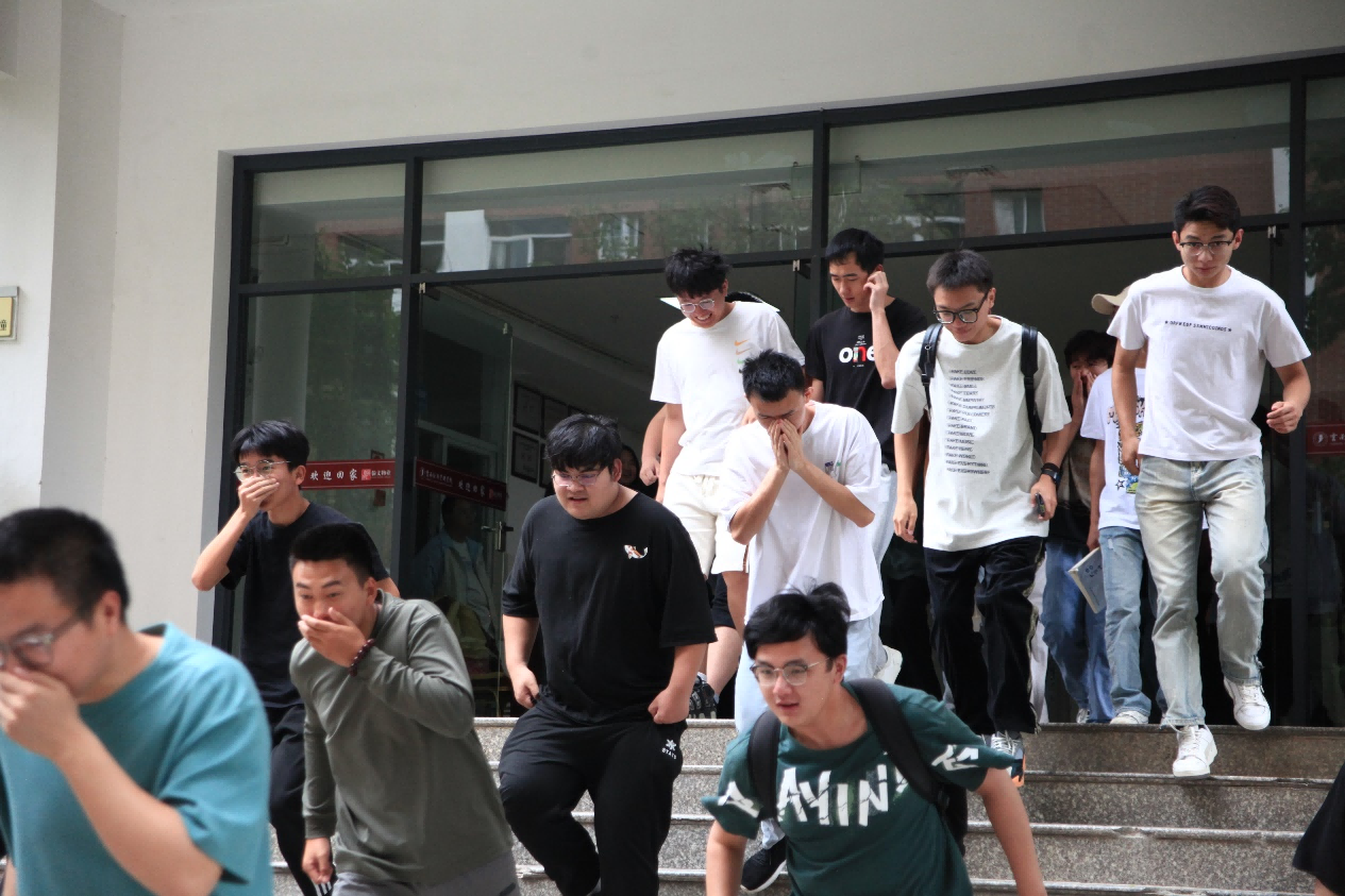 【信智社区团学活动】信息与智能工程学院积极参与学校综合应急疏散演练 第 4 张