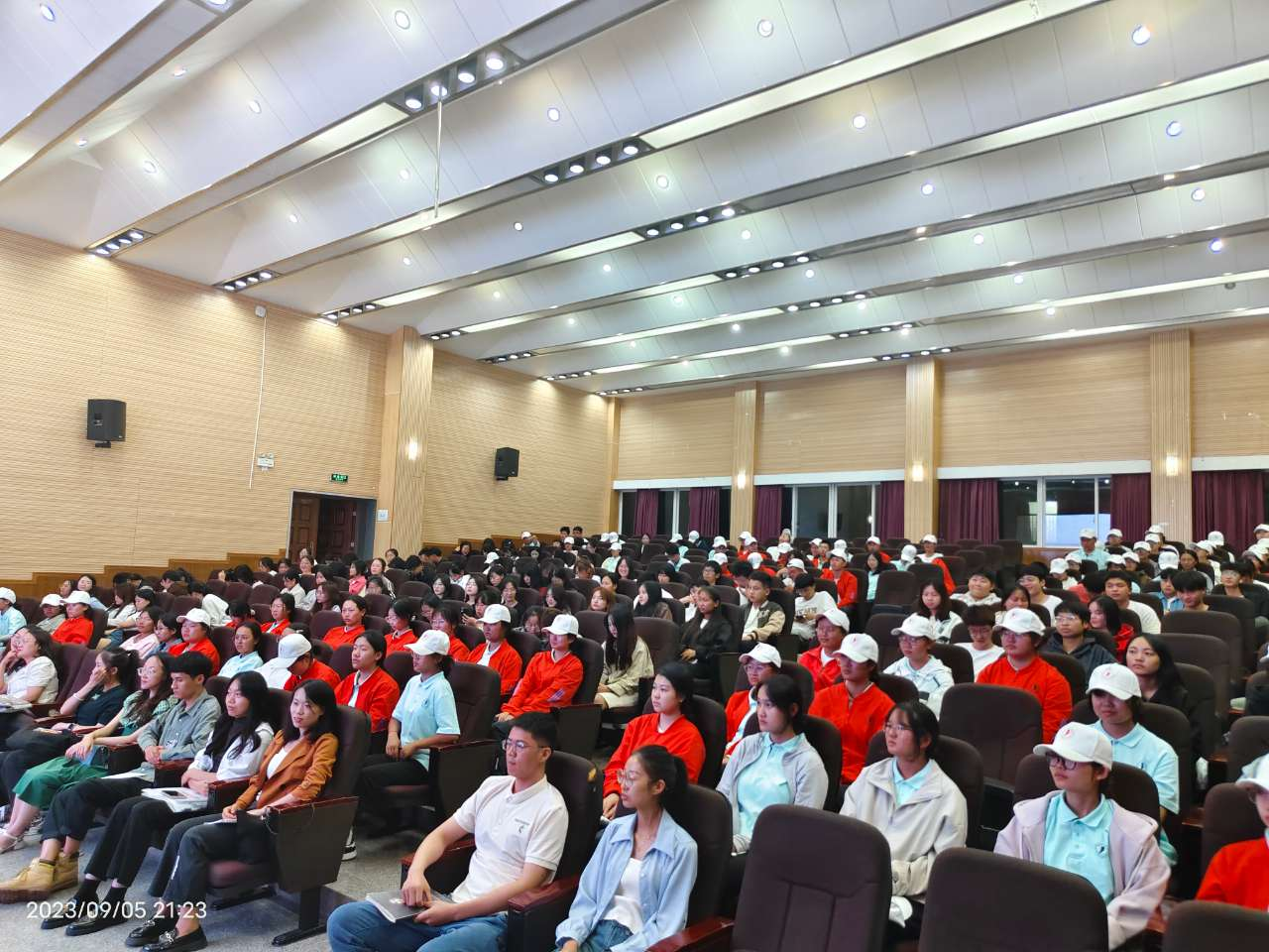 分析专业发展 做好思想教育——学科带头人与学生交流会 第 5 张