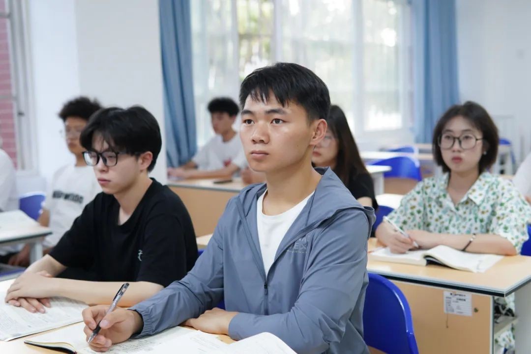 云经管学子登上《人民日报》!还成功上岸省考公务员! 第 4 张 云经管学子登上《人民日报》!还成功上岸省考公务员! 第 4 张