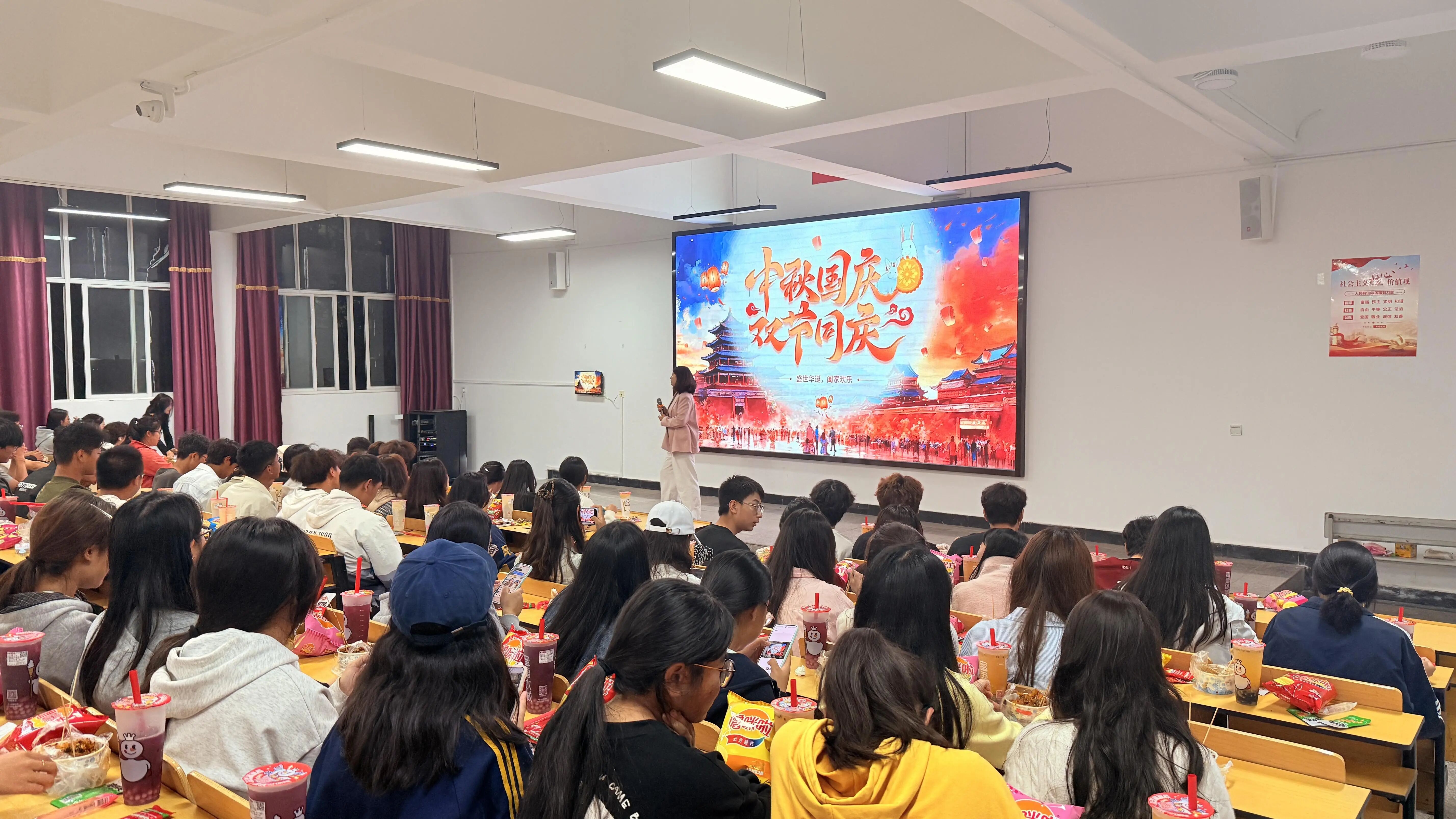 月满华诞情系经管，家国同心筑梦青春 | 财经商贸学院开展双节主题系列活动 第 1 张