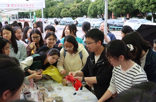 “三载药香缝迷趣，千丝百草裹安康” ——传统佳节与中医药文化交相辉映，医学院第三届中医药文化节圆满落幕  第 8 张