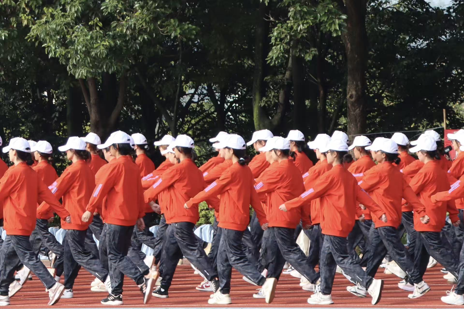 齐步铿锵砺意志，医学生军训展昂扬风貌 第 8 张