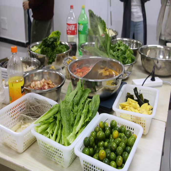 暖冬赠被传温情，火锅共煮聚人心——云南经济管理学院医学院暖冬关爱行动圆满落幕 第 9 张